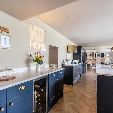 Luxury Group Celebration House With Hot Tub & Bar! Warminster Dış mekan fotoğraf