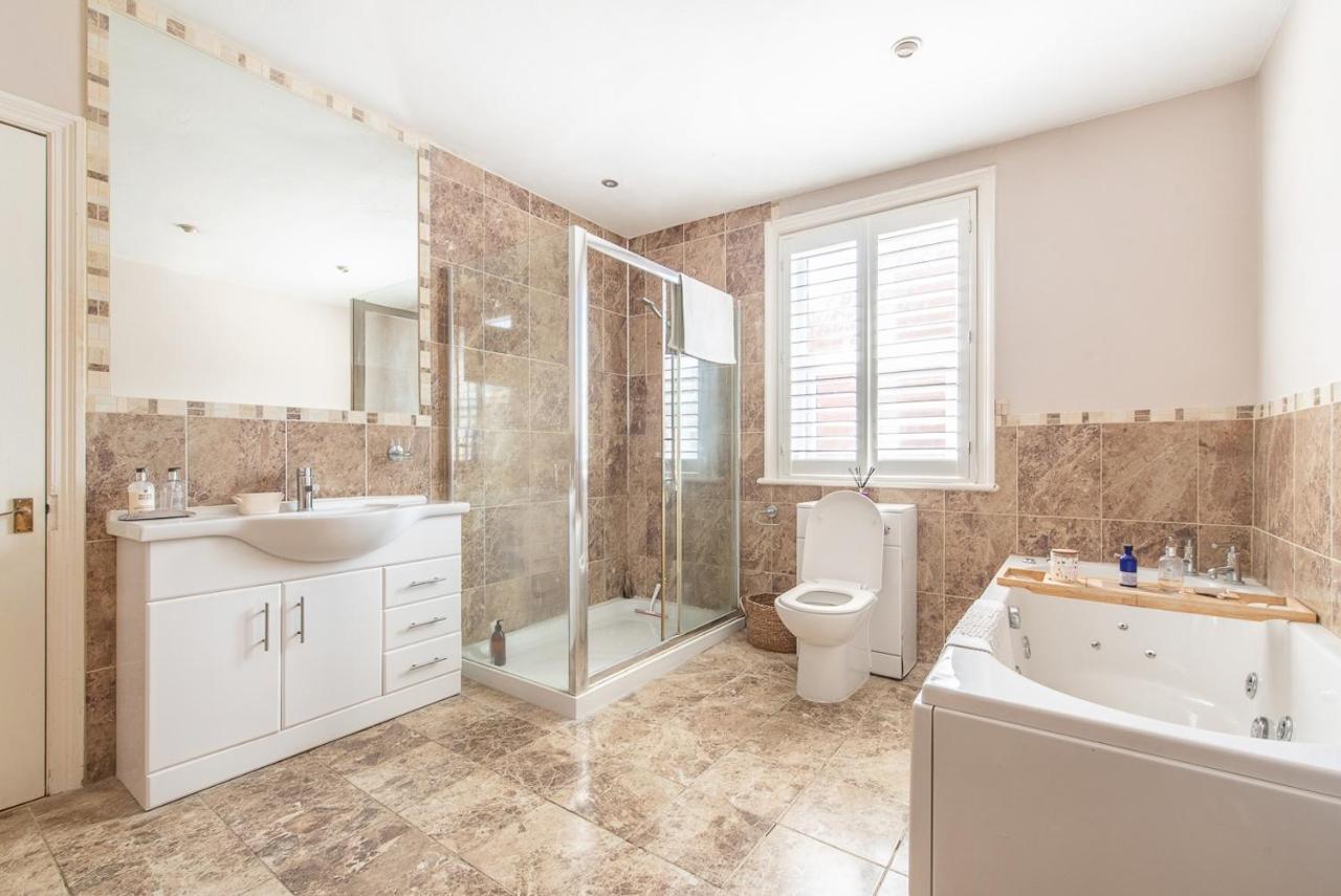 Luxury Group Celebration House With Hot Tub & Bar! Warminster Dış mekan fotoğraf