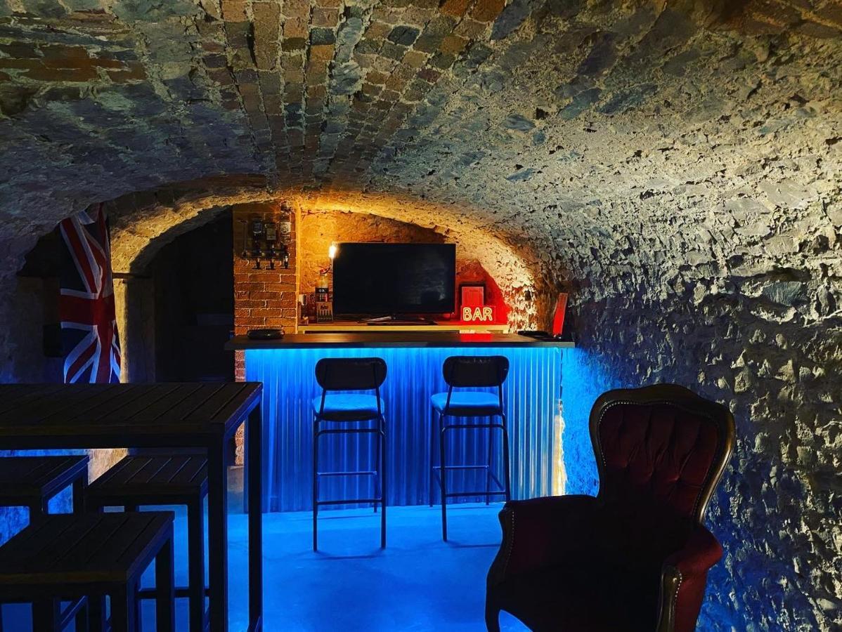Luxury Group Celebration House With Hot Tub & Bar! Warminster Dış mekan fotoğraf